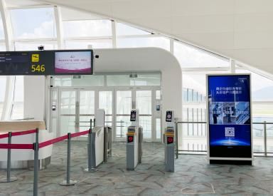 △深圳机场95个登机口电子屏正在播放万物梁行超高层广告