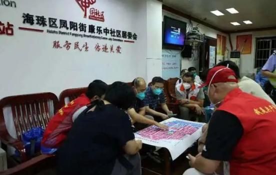 与街道居委连夜沟通安排抗疫工作