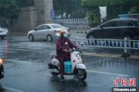 暴雨袭击南宁 市民出行受阻