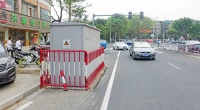 道路改造电箱竟“遗留”路面 业主单位回应将尽快拆除