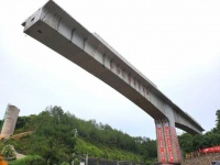 赣深铁路客专全线跨度最大最重万吨T构梁成功转体