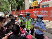 山东邹平交警开展“一盔一带” 主题宣传活动