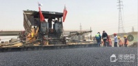 新台高速峄城至台儿庄首段试验段开铺沥青