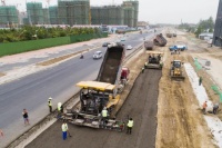 商丘平原北路拓宽项目东半幅路面已完成施工,车辆可正常通行