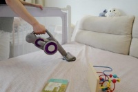 家务清洁要减负，吉米上手把吸尘器轻便设计让打扫零负担