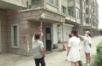 1楼单元门雨搭坍塌,物业拿两根木棍顶,业主:20天都没解决