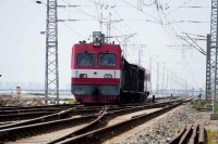 铁路秦皇岛工务段:穿山越岭卸砟忙