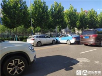 东营区宁阳路两车相撞 引发道路拥堵 双方进行取证沟通后!