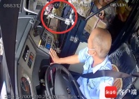 海口一市民在公车上手机被盗 司机狂追百米夺回