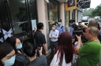 中介占据法拍房，店长还撕毁法院公告，拘留！