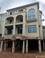 独栋别墅被业主挖垮塌损失巨大? 官方:不规范装修造成的