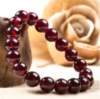 石榴石手链佩戴的忌讳 石榴石手链代表什么