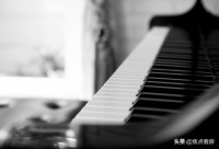 住顶楼,但是到晚上楼上就会有脚步声,而且断断续续的,持续很久