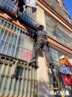 男婴被独自锁在家里 民警爬窗入室化解险情