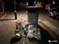 白天“最美网红胡同”，夜间垃圾遍布！北京这地儿为啥反差这么大