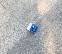 擦窗器高空坠落 砸伤晒太阳女子