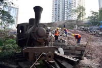 杨家坪火车头被拆了? 因施工需要搬离 下月底落户&ldquo;新家&rdquo;