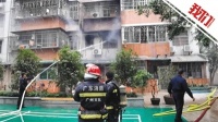 居民楼起火两老人被困求救消防员浓烟中摸墙上楼救下