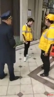 小区保安用防爆钢叉锁住外卖员脖子 物业:对方拒绝防疫登记