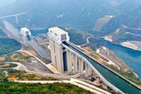 构皮滩通航工程全线过船调试成功