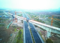 南沿江城际铁路跨长深高速特大桥合龙