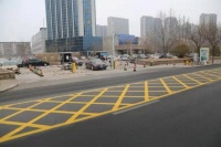 德城区湖滨路与东方红路交叉路口增设黄色网格线!