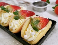 鲁商知春湖​草莓抱抱卷DIY香甜来袭!