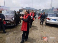 沅陵县太常团枣村群众自发为怀化市发改委驻村扶贫工作队送行