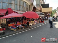 会同县:街头不文明现象有碍市容