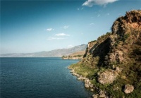 抚仙湖星空小镇把家&ldquo;搬&rdquo;到了崖顶 把美景装进屋子里