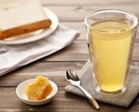 哺乳期喝蜂蜜对宝宝有影响吗 喝蜂蜜水对奶水有影响吗