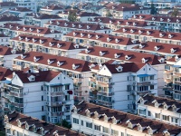 加快构建房地产金融监管制度，防范化解风险