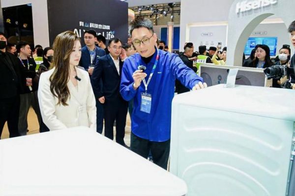 AWE现场直击｜陈梦探展海信洗衣机，对全球首台4合1热泵洗烘一体机连连称赞